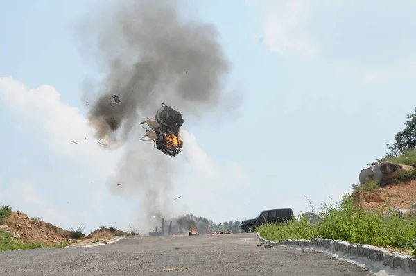 Arabasına bomba patlama