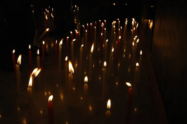 Kaarsenstok in de kerk — Stockfoto