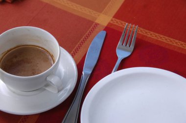 Çay fincanı masanın üstünde.