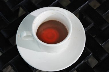 Çay fincanı masanın üstünde.