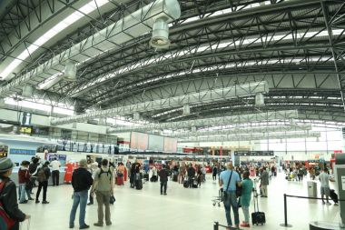 İnsanlar bacaklar havaalanında