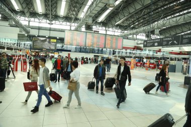 İnsanlar bacaklar havaalanında