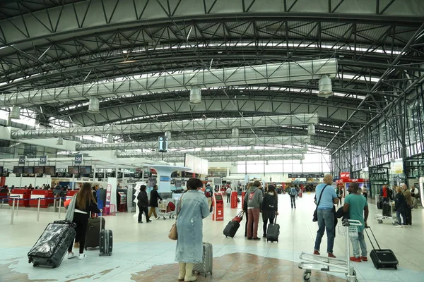 Menschen Beine im Flughafen — Stockfoto