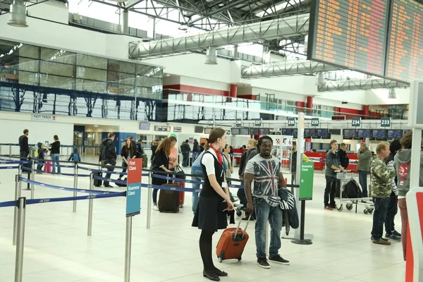 Pessoas pernas no aeroporto — Fotografia de Stock