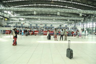 İnsanlar bacaklar havaalanında