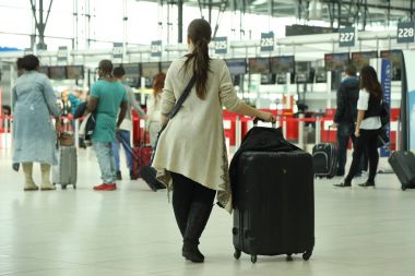 İnsanlar bacaklar havaalanında