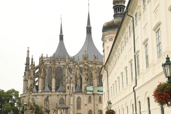 Kirchenaußenseite Prag Europa — Stockfoto