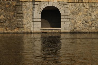 Fort kalelerindendir kapıda