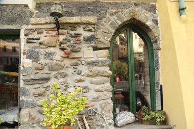 Fort kalelerindendir kapıda