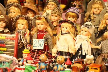 Dükkandaki bebekler