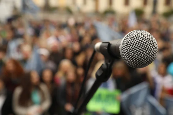 Micrófono en el escenario — Foto de Stock