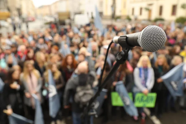 Micrófono en el escenario — Foto de Stock