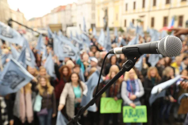 Μικρόφωνο στη σκηνή — Φωτογραφία Αρχείου