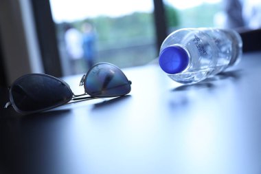 Tablo üzerinde güneş gözlüğü