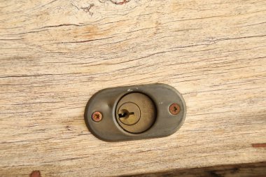 Antika kapı dolabı.