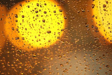 Cama yağmur damlaları düşer.