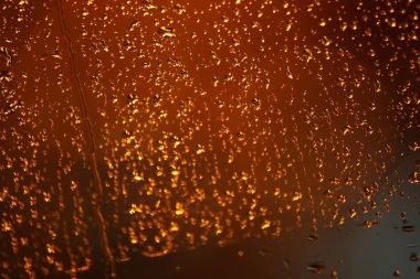 Cama yağmur damlaları düşer.