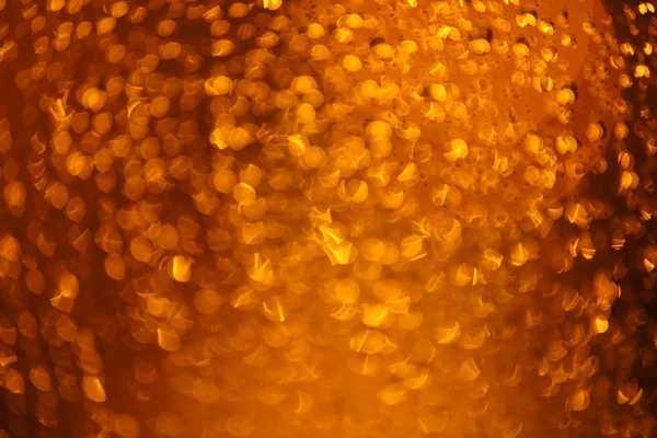 Cama yağmur damlaları düşer.