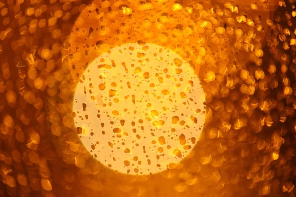 Cama yağmur damlaları düşer.