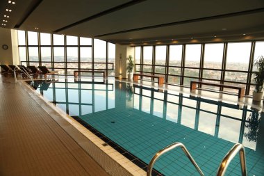 Tatil köyünde yüzme havuzu