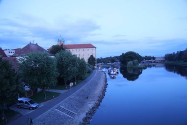 Ay ışığında su dalgaları