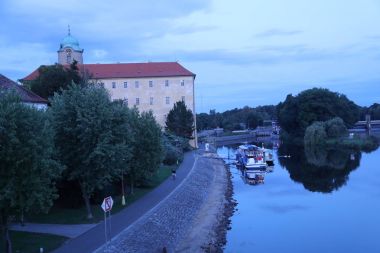 Ay ışığında su dalgaları