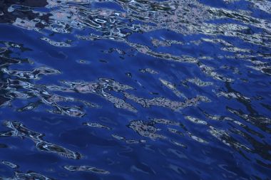 Ay ışığında su dalgaları