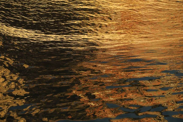 Fale wodne w morzu — Zdjęcie stockowe