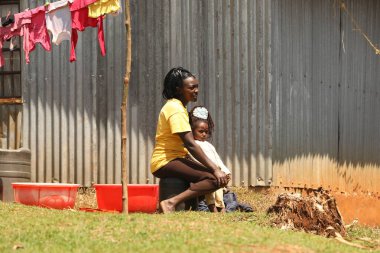 Anne ve çocuk Nairobi Kenya Afrika 'da 25 Mart 2020