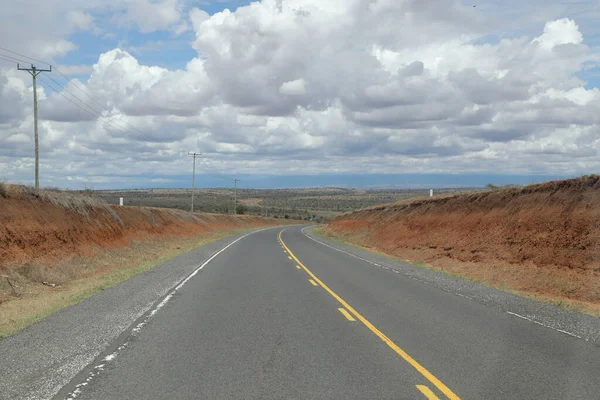 農村道路での旅 ケニアアフリカ2020年3月25日 — ストック写真