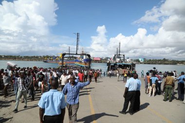 24 Ağustos 2019 'da Kenya Afrika, Mombasa' nın Yeni Limanı 'ndan feribotla geçen insanlar.