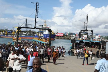24 Ağustos 2019 'da Kenya Afrika, Mombasa' nın Yeni Limanı 'ndan feribotla geçen insanlar.