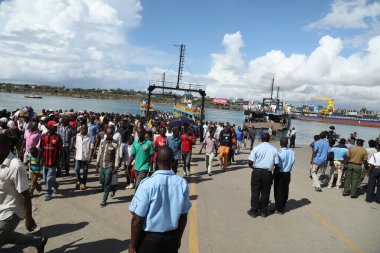 24 Ağustos 2019 'da Kenya Afrika, Mombasa' nın Yeni Limanı 'ndan feribotla geçen insanlar.