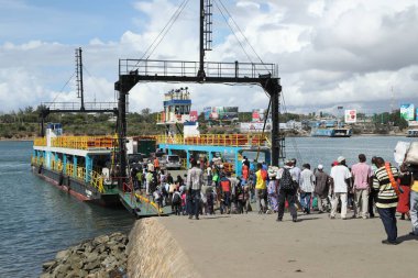 24 Ağustos 2019 'da Kenya Afrika, Mombasa' nın Yeni Limanı 'ndan feribotla geçen insanlar.