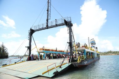 24 Ağustos 2019 'da Kenya Afrika, Mombasa' nın Yeni Limanı 'ndan feribotla geçen insanlar.