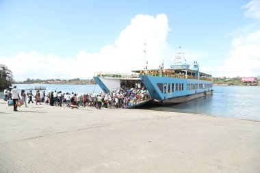 24 Ağustos 2019 'da Kenya Afrika, Mombasa' nın Yeni Limanı 'ndan feribotla geçen insanlar.