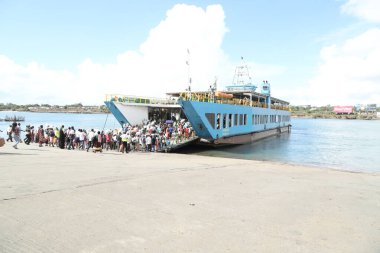 24 Ağustos 2019 'da Kenya Afrika, Mombasa' nın Yeni Limanı 'ndan feribotla geçen insanlar.
