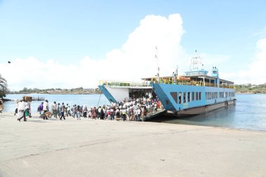 24 Ağustos 2019 'da Kenya Afrika, Mombasa' nın Yeni Limanı 'ndan feribotla geçen insanlar.