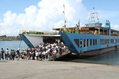 24 Ağustos 2019 'da Kenya Afrika, Mombasa' nın Yeni Limanı 'ndan feribotla geçen insanlar.