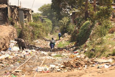 İnsanlar Nairobi Kenya Afrika çöp yığınlarının yanında yürüyor