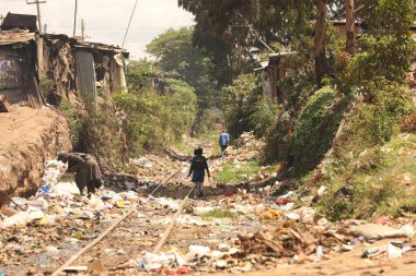 İnsanlar Nairobi Kenya Afrika çöp yığınlarının yanında yürüyor