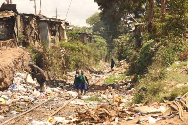 İnsanlar Nairobi Kenya Afrika çöp yığınlarının yanında yürüyor
