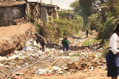 İnsanlar Nairobi Kenya Afrika çöp yığınlarının yanında yürüyor