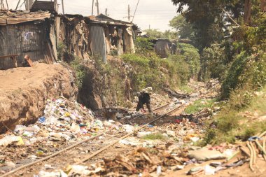 İnsanlar Nairobi Kenya Afrika çöp yığınlarının yanında yürüyor