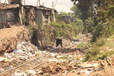 İnsanlar Nairobi Kenya Afrika çöp yığınlarının yanında yürüyor