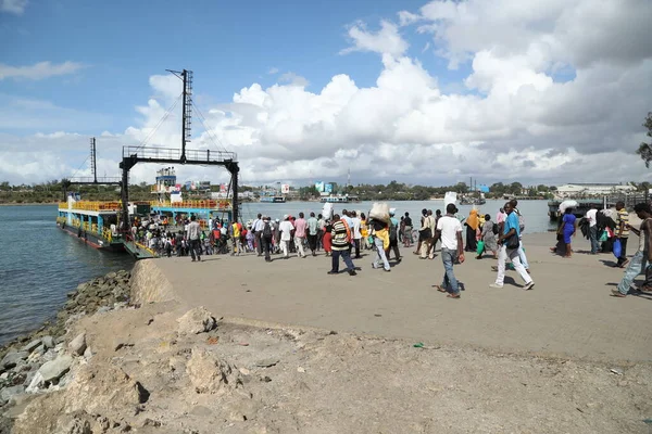 People Ferries Traversant Nouveau Port Mombasa Kenya Afrique Août 2019 — Photo