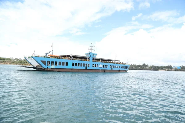 Personenfähren Überqueren Den Neuen Hafen Von Mombasa Kenia Afrika August — Stockfoto