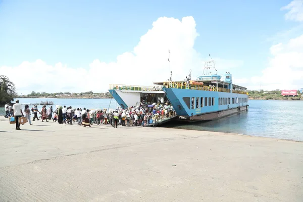 People Ferries Crossing New Harbor Mombasa Kenya Afrika Aug 2019 — Stock Fotó