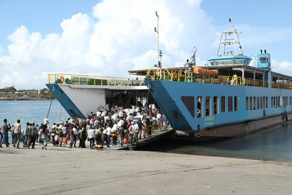 People Ferries Cruzando Nuevo Puerto Mombasa Kenia África Ago 2019 —  Fotos de Stock