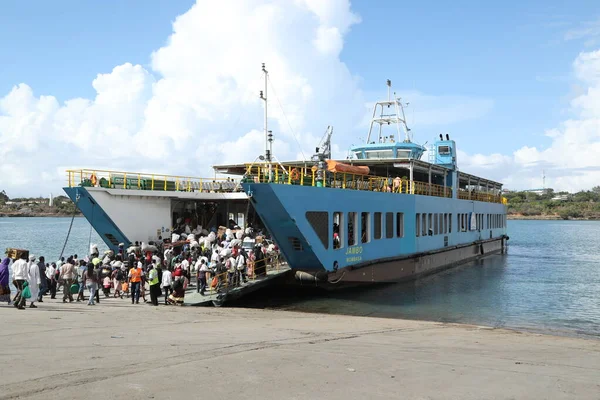 People Ferries Cruzando Nuevo Puerto Mombasa Kenia África Ago 2019 —  Fotos de Stock